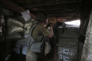 Террористы 13 раз стреляли на Донбассе: боец ООС ранен