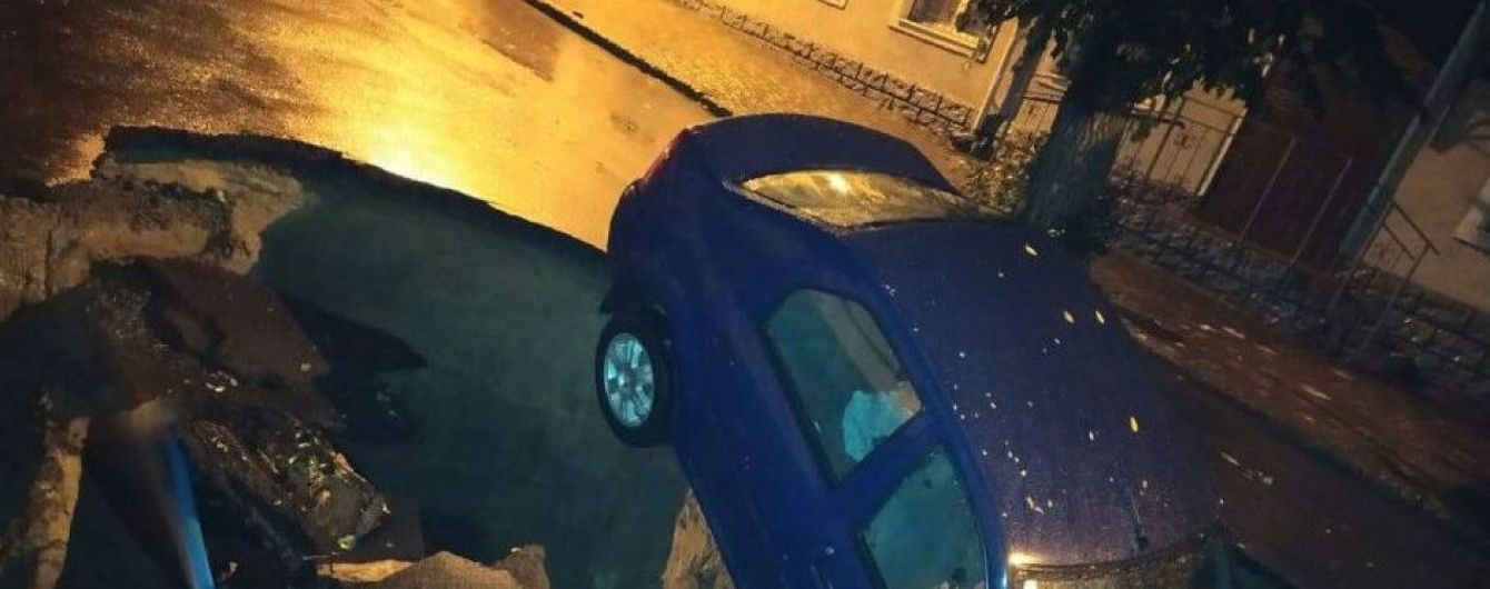 Погодный Апокалипсис. В Одесской области из-за ливня затопило дома, машины уходили под землю