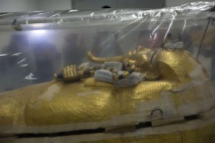 Єгипетські музейники показали, як працюють над першою в історії реставрацією саркофагу Тутанхамона
