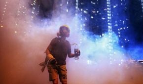 "Быть водой": митингующие в Гонконге применили новую тактику против полиции
