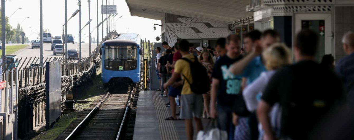 У метро Києва люди падають на колії. Як уберегтися від трагедії