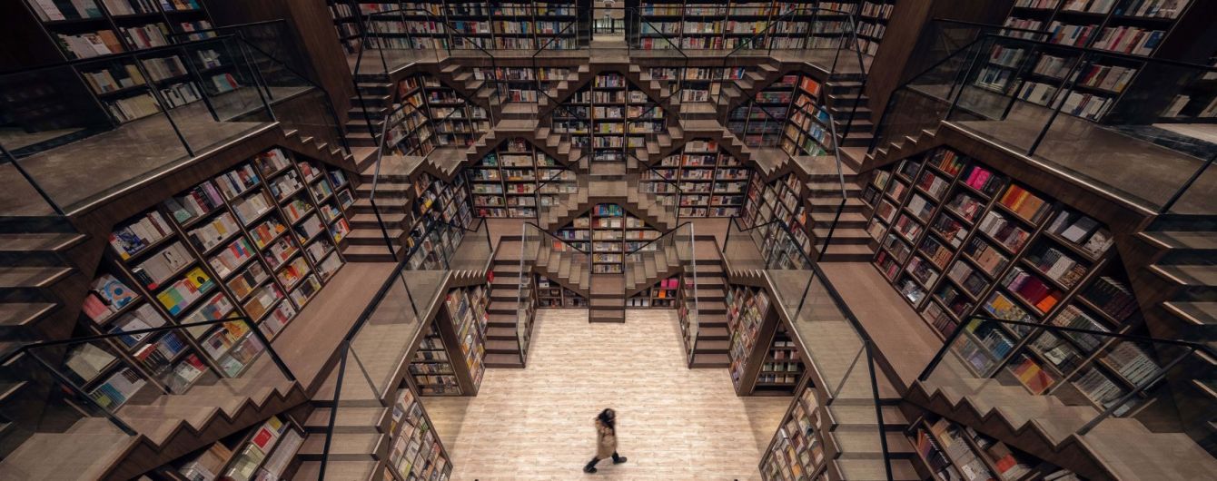 В Китае открыли книжный магазин с бесконечными стеллажами