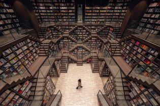 В Китае открыли книжный магазин с бесконечными стеллажами