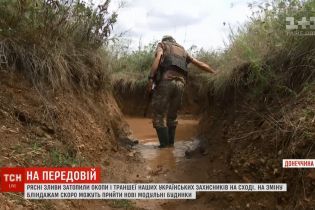 Окопы в воде и установка первых модулей: необычная картина на передовой ООС