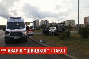В Киеве "скорая" выбросила с дороги такси с женщиной и ребенком