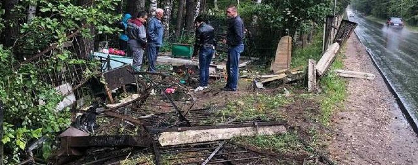 В РФ пьяные десантники прямо по могилам проехались машиной