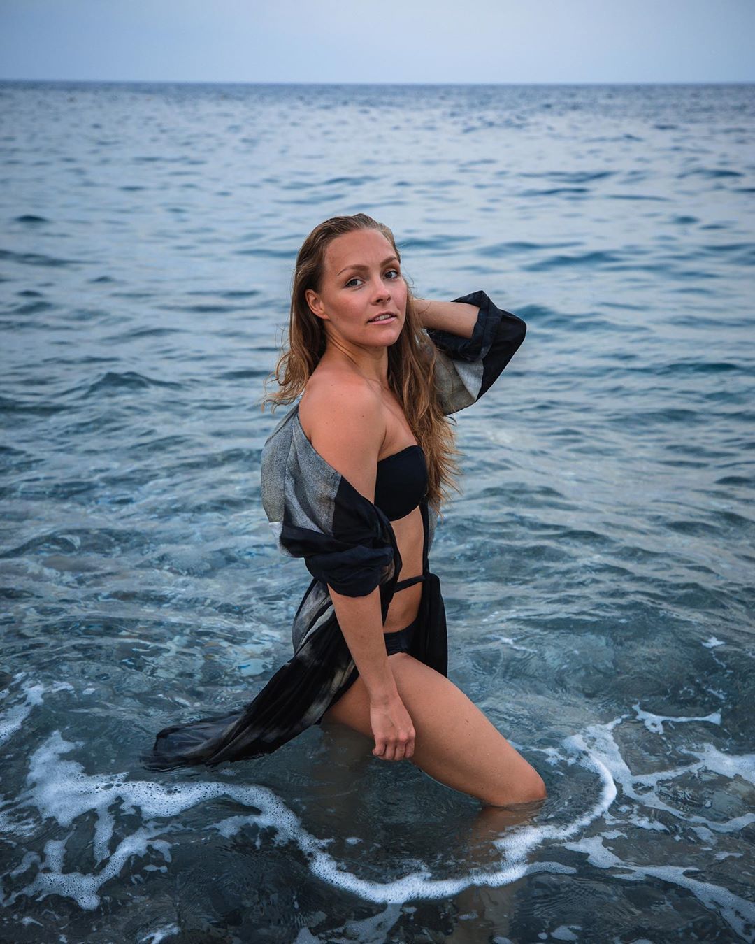 Алена Шоптенко показала соблазнительную фигуру в купальнике