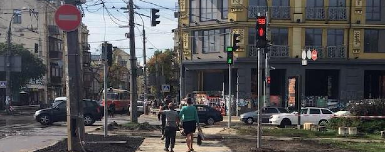 На столичному Подолі встановили довгоочікуваний світлофор: містян кличуть святкувати