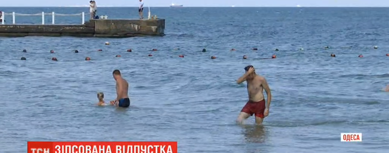 Мощная непогода в Одессе смыла с улиц в море мусор и нечистоты: на каких пляжах купаться опасно