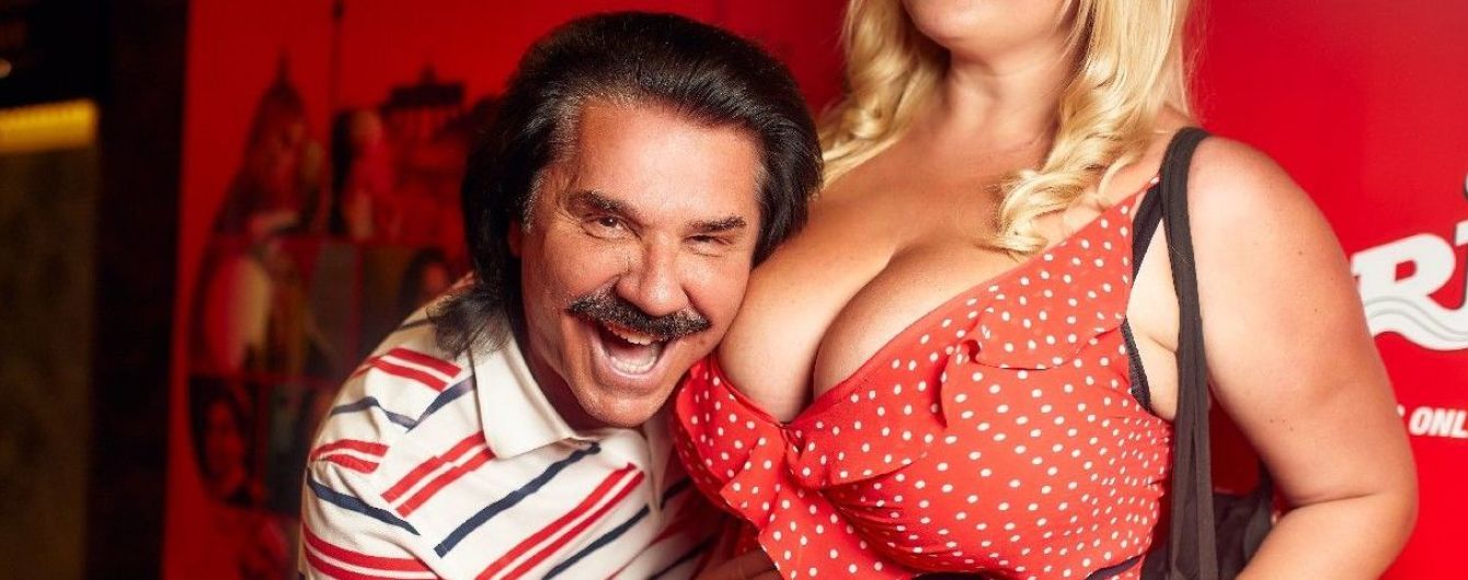 Пока жена не видит: Павел Зибров сфотографировался с пышной грудью блондинки в гороховом платье