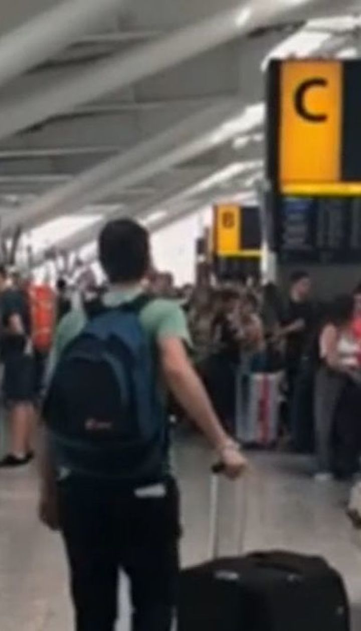 Более 15 тысяч пассажиров застряли в аэропортах Лондона из-за сбоя в работе компьютерной системы