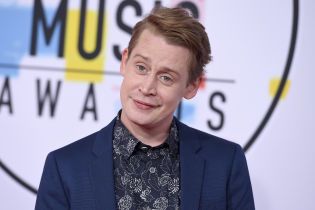 Маколей Калкін з пивним черевцем потролив новину про перезапуск "Сам удома"