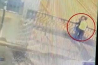 Последний поцелуй. В Перу страстная пара потеряла равновесие и упала с моста