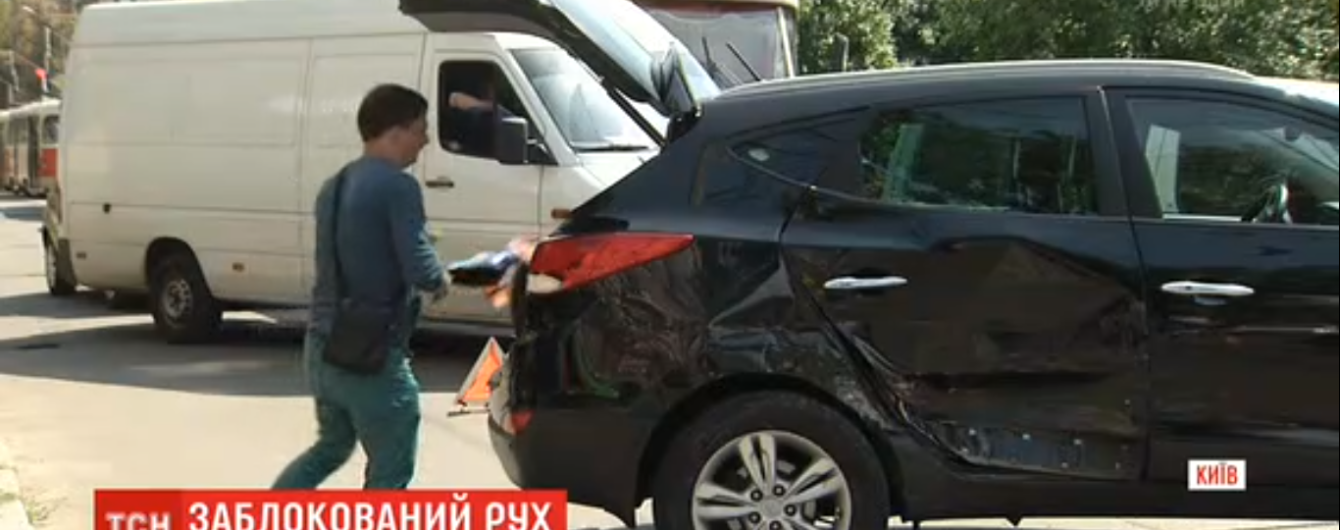 На столичном Подоле произошло ДТП: один автомобиль отбросило на остановку общественного транспорта