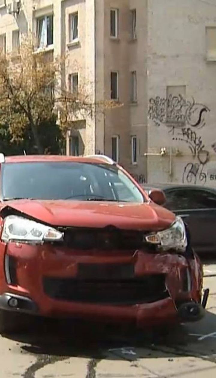 На столичному Подолі зіштовхнулися дві автівки та заблокували рух трамваїв