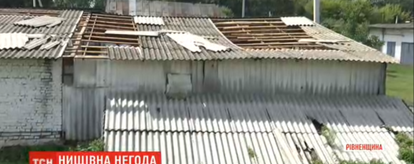 Сорванные крыши и поваленные деревья: Ровенщиной пронесся мощный ураган