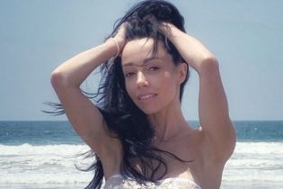 В бикини и без макияжа: Екатерина Кухар на пляже в Малибу