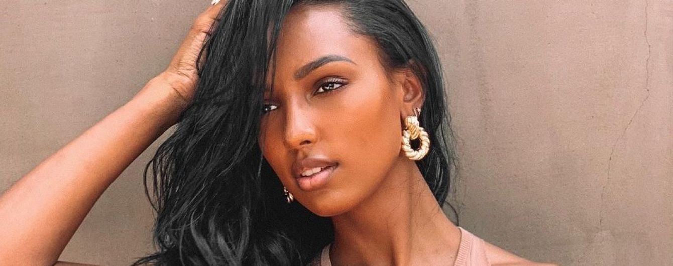 Без ліфчика: "ангел" Victoria's Secret Жасмін Тукс у коричневому вбранні блиснула пишними грудьми