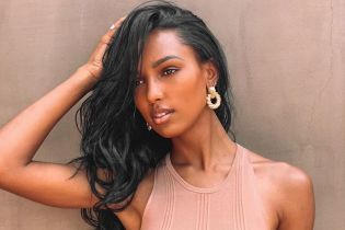 Без лифчика: "ангел" Victoria's Secret Жасмин Тукс в бежевом наряде сверкнула пышной грудью