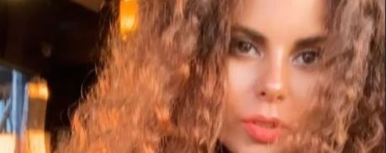 Обольстительная Настя Каменских продемонстрировала стильный look в коротких шортиках
