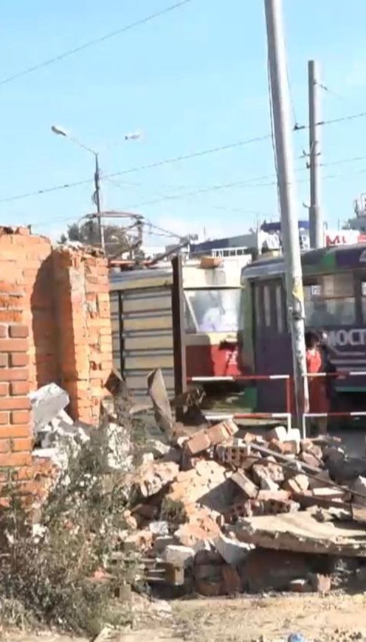 Двометровий паркан ледь не розчавив 19-річну дівчину у Харкові