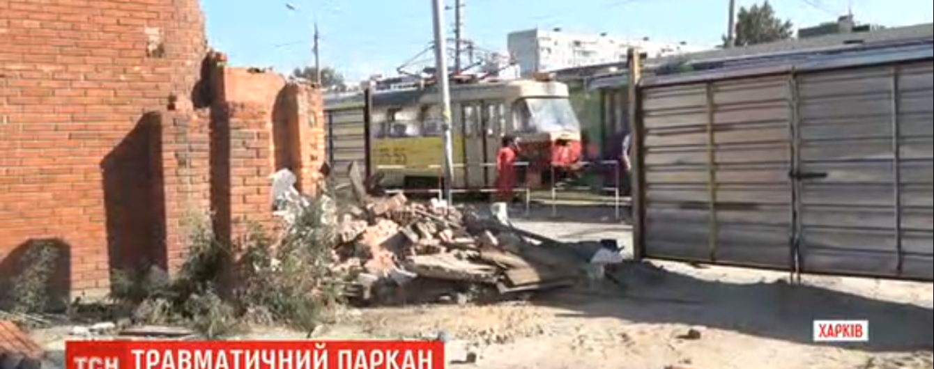 В Харькове девушка оказалась в коме после того, как на нее упал двухметровый забор