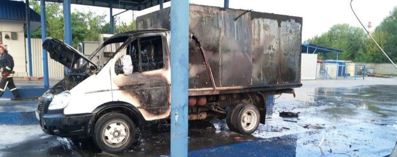 В Запорожье на заправке в автомобиле взорвался и загорелся газовый баллон