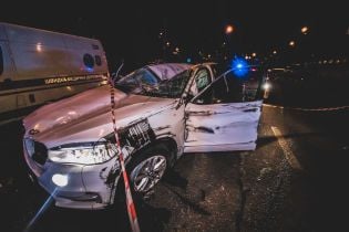 У Києві водій BMW X5 протаранив дахом відбійник, втікаючи від поліції