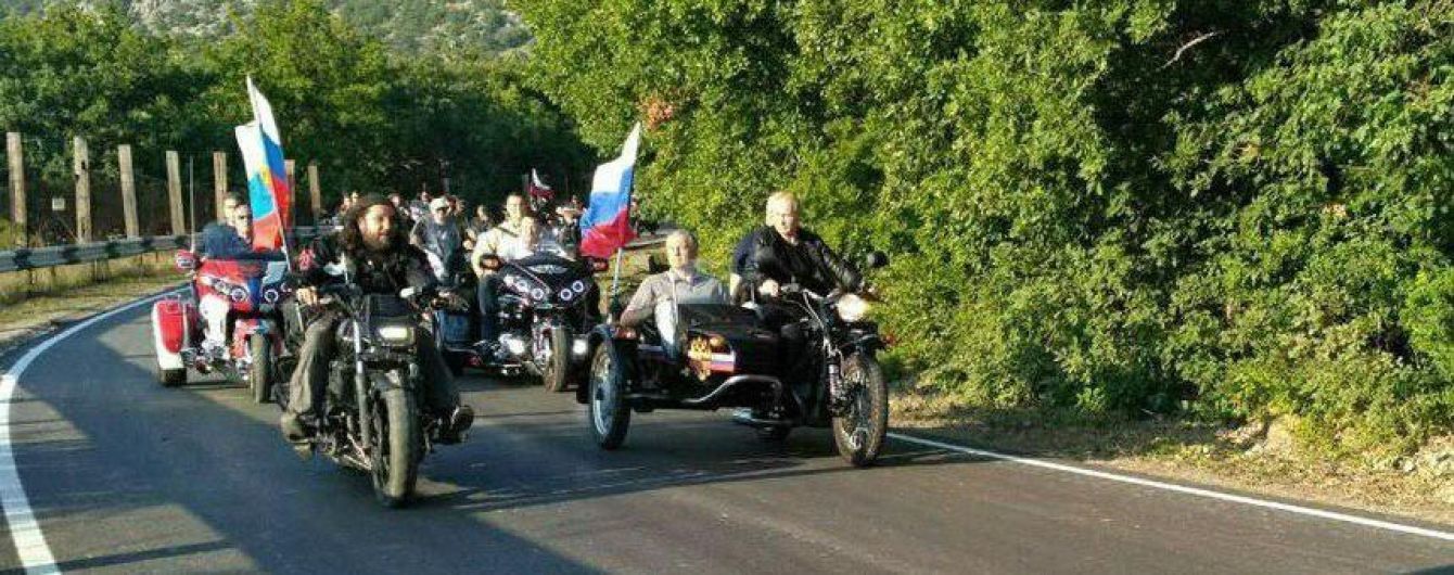 Пока в РФ задерживают митингующих, Путин на трехколесном мотоцикле в Крыму катает "Гоблина"