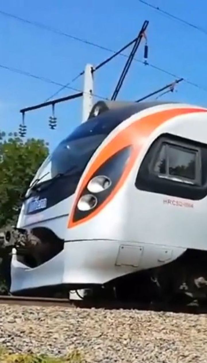 Швидкісний потяг зламався посеред поля – пасажири прочекали близько 2 годин
