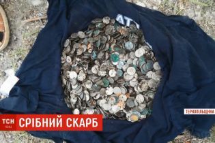 У Збаражі на подвір’ї монастиря знайшли схованку з довоєнними грішми