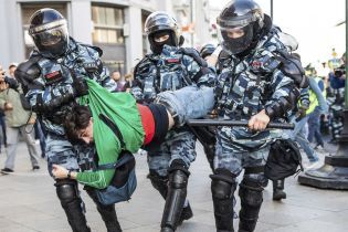 У Путіна стали на захист бійців ОМОНу, який по-звірячому розганяли мітингарів у Москві
