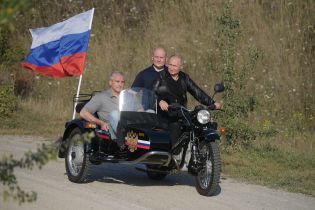 МЗС України висловило протест через те, що Путін поїхав до Криму й катався там на триколісному мотоциклі