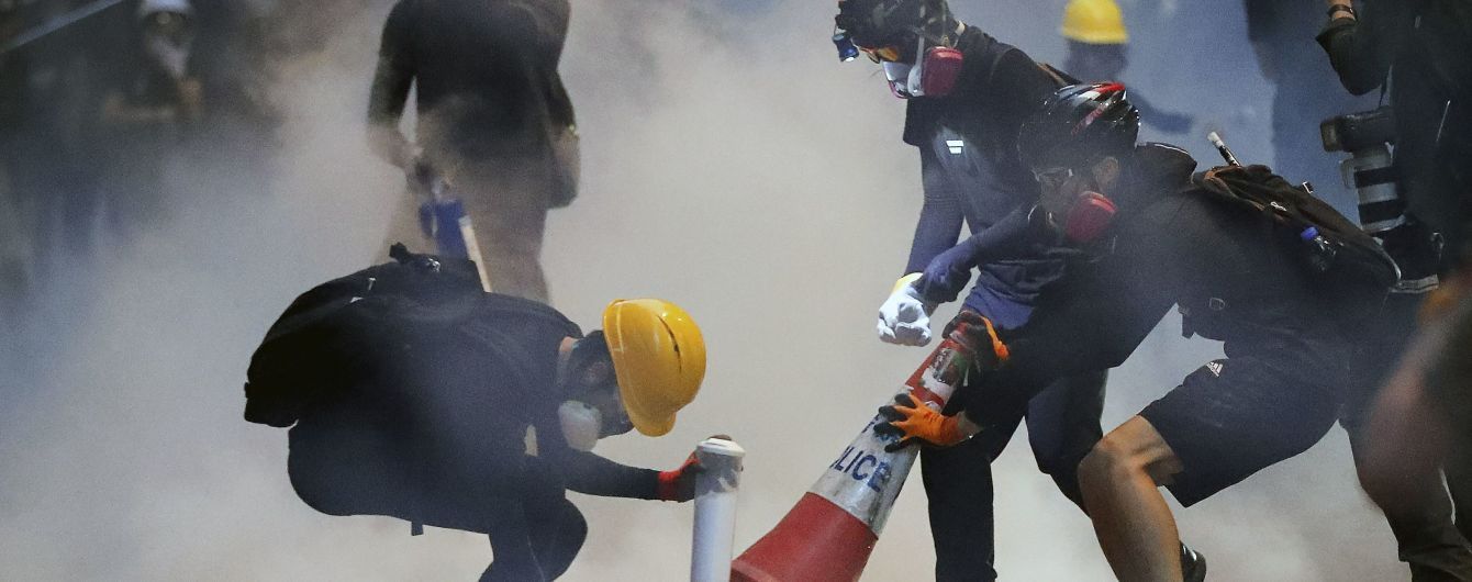 У Гонконгу поліція розганяє протестувальників сльозогінним газом