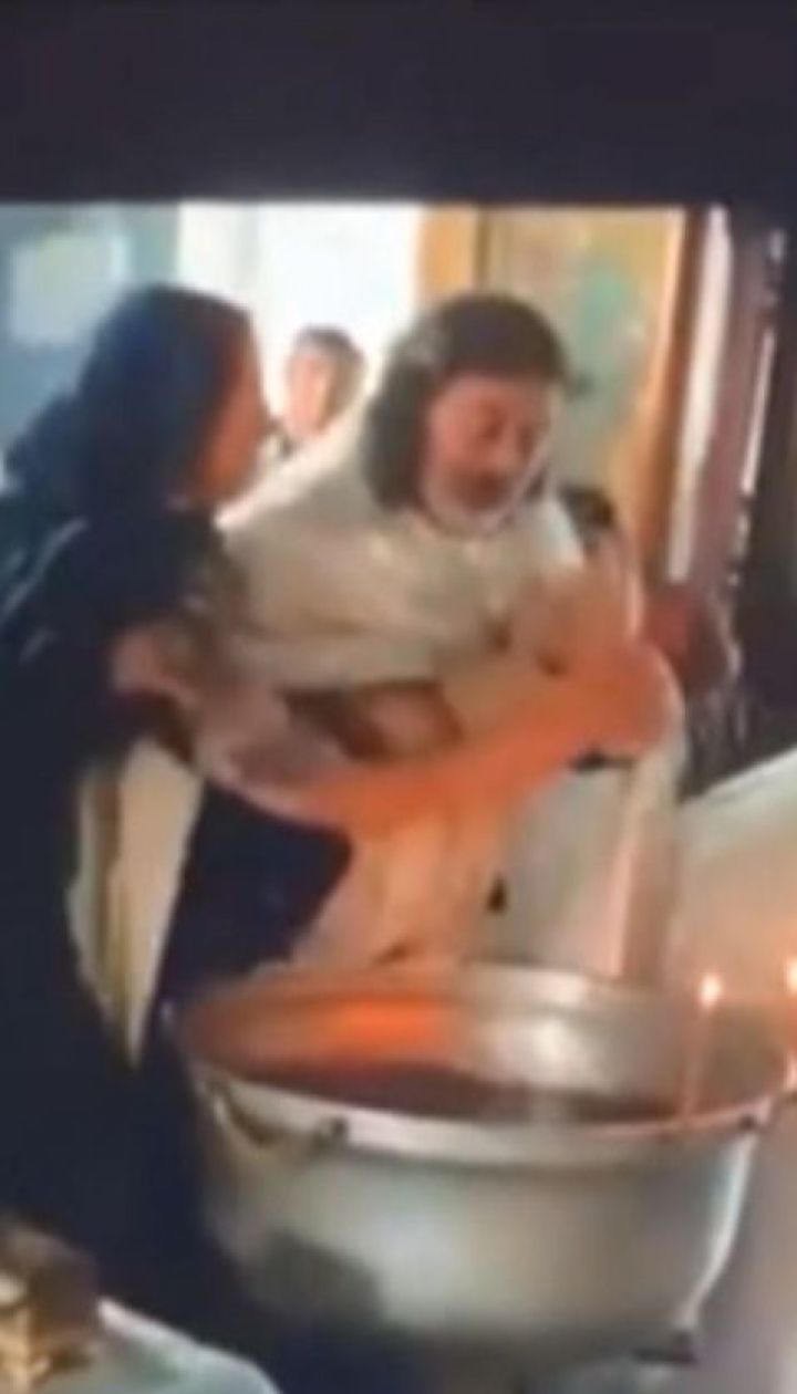 Во время крещения в российском православном храме священник травмировал малыша
