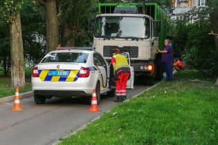 В Киеве мусоровоз переехал мужчину