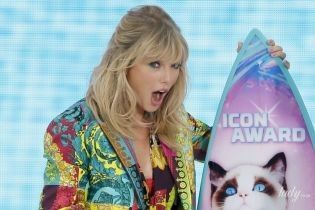 Блеснула стройными ногами: Тейлор Свифт в ярком костюме от Versace посетила церемонию