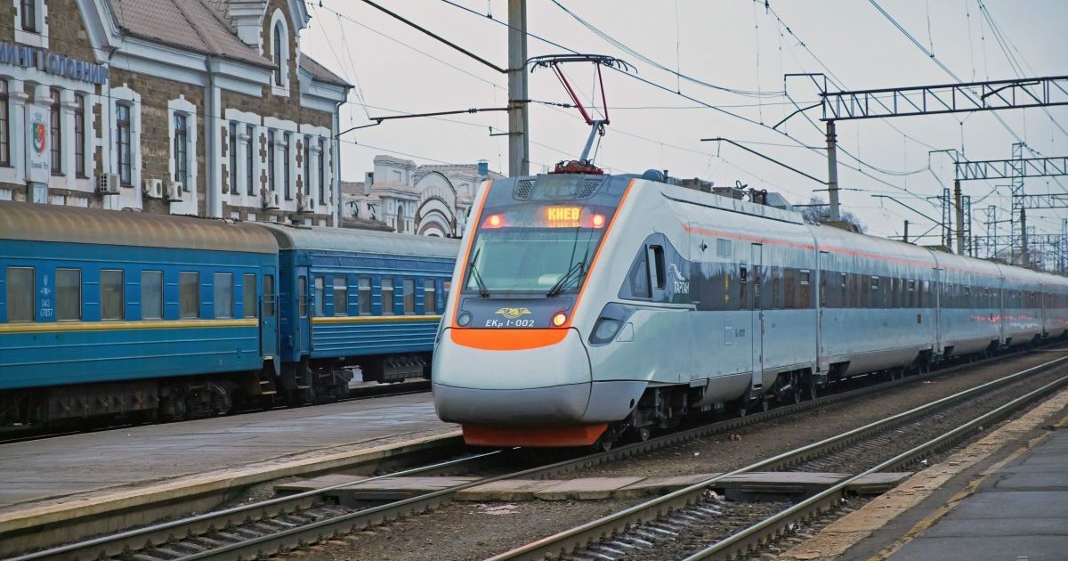 В Харьковской области поезд сбил мужчину, сидевшего на рельсах