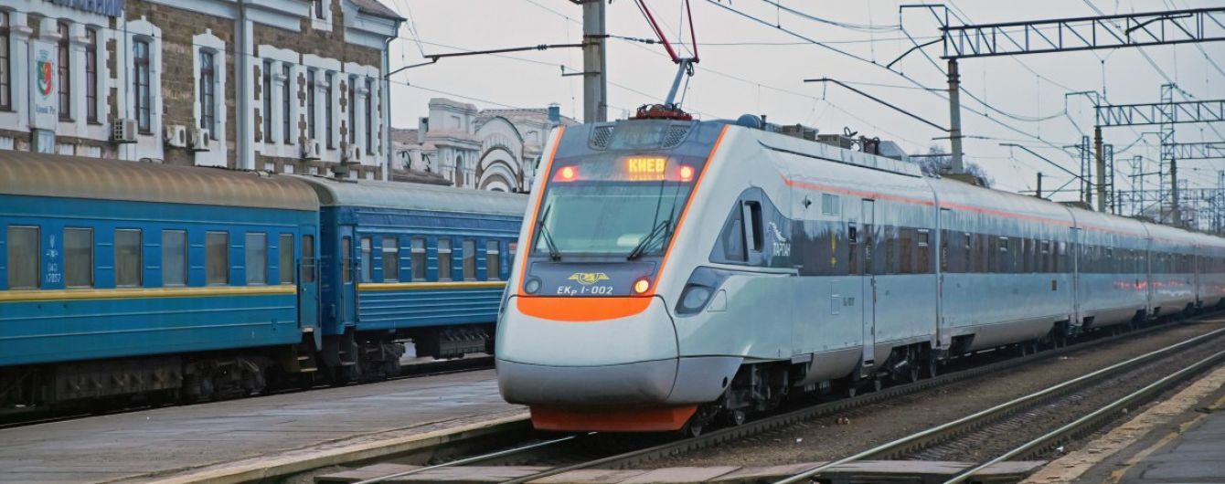 У Харківській області поїзд збив чоловіка, який сидів на рейках