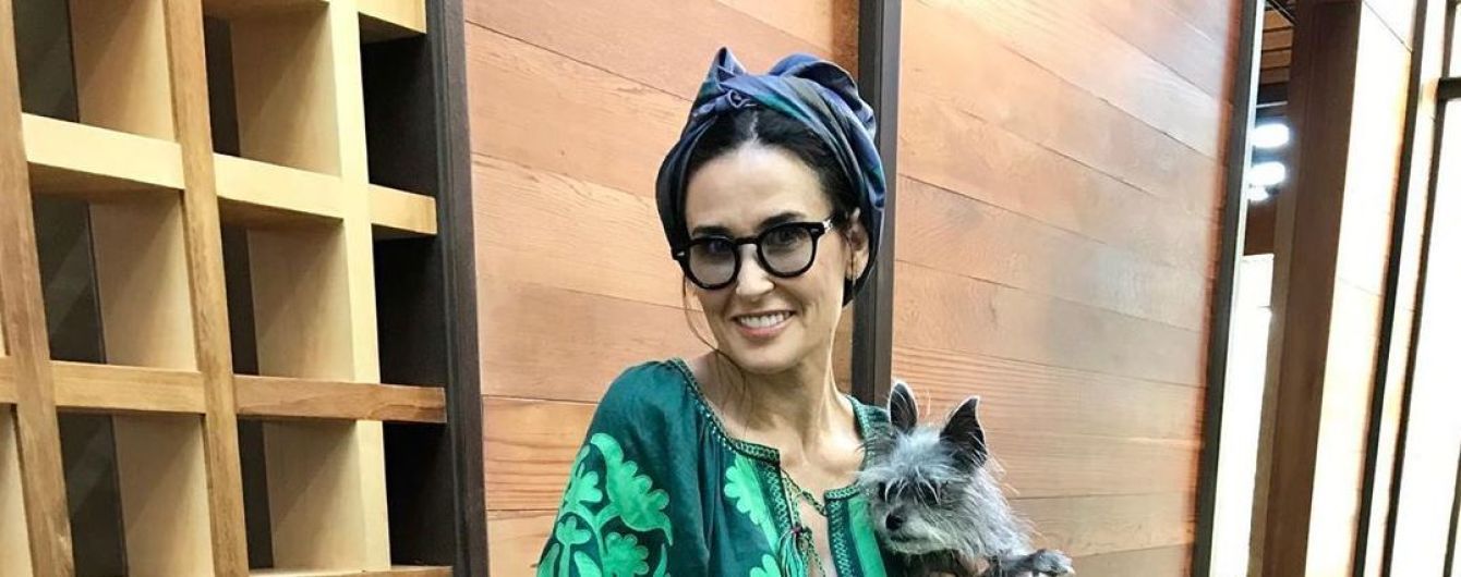 Деми Мур с собачкой на руках похвасталась модным look'ом в платье-вышиванке