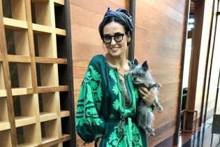 Деми Мур с собачкой на руках похвасталась модным look'ом в платье-вышиванке