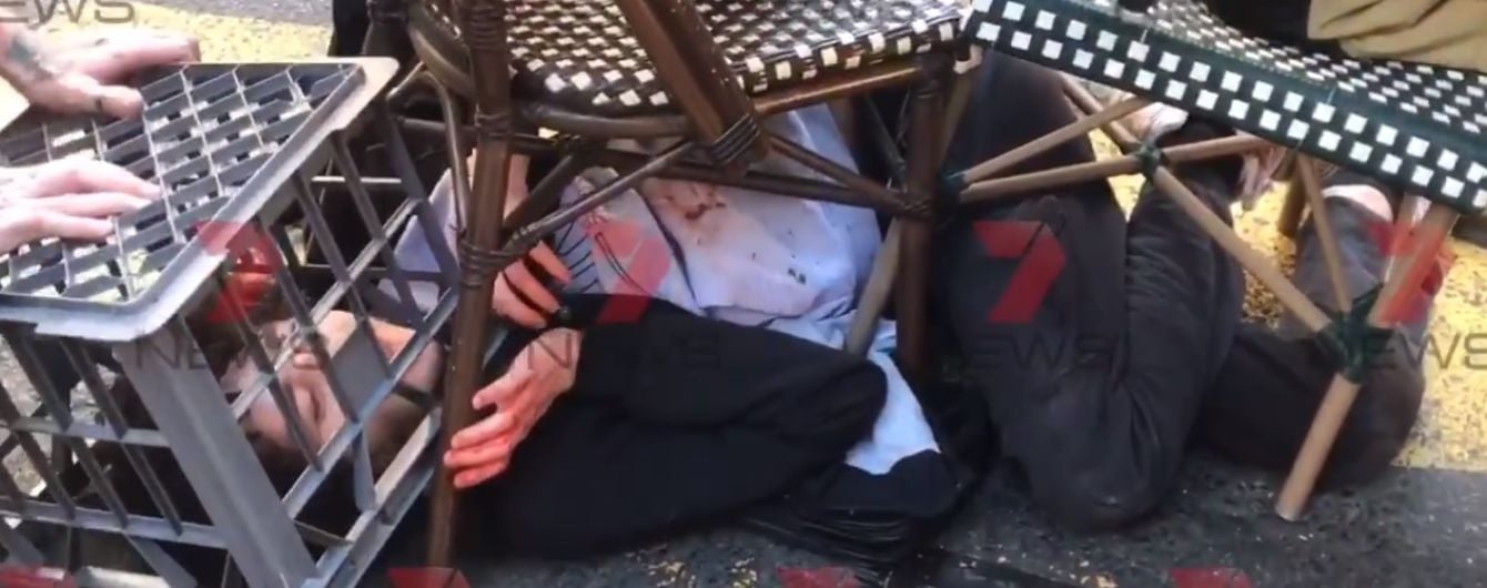 В Сиднее мужчина с криками "Аллаху Акбар" ударил ножом женщину. Видео шокирует