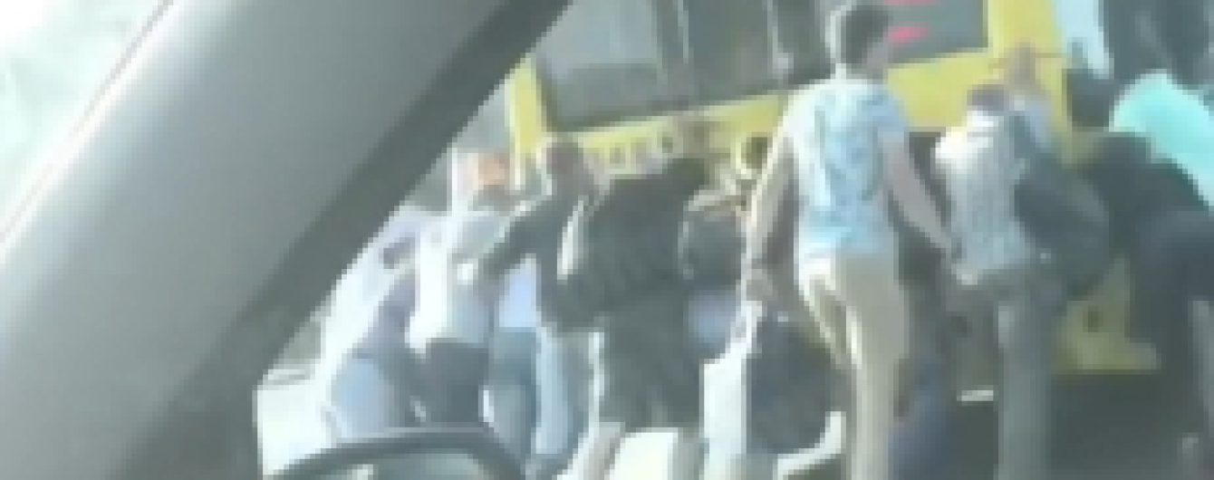 "Ранкова зарядка". У Києві зняли, як пасажири відчайдушно штовхають тролейбус