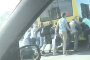 "Ранкова зарядка". У Києві зняли, як пасажири відчайдушно штовхають тролейбус