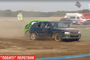 В Польше устроили заядлые гонки на разбитых машинах