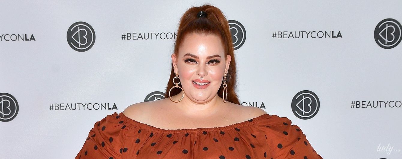 В гороховом платье и с конским хвостом: эффектная модель plus-size Тесс Холлидей посетила фестиваль