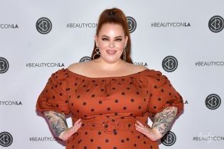 У гороховій сукні і з кінським хвостом: ефектна модель plus-size Тесс Голлідей відвідала фестиваль