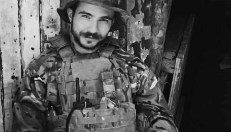 Не віддавали три доби: бійцям "Азову" вдалося забрати в окупантів тіло загиблого побратима