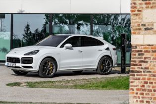 Porsche представила сверхмощный гибридный Cayenne