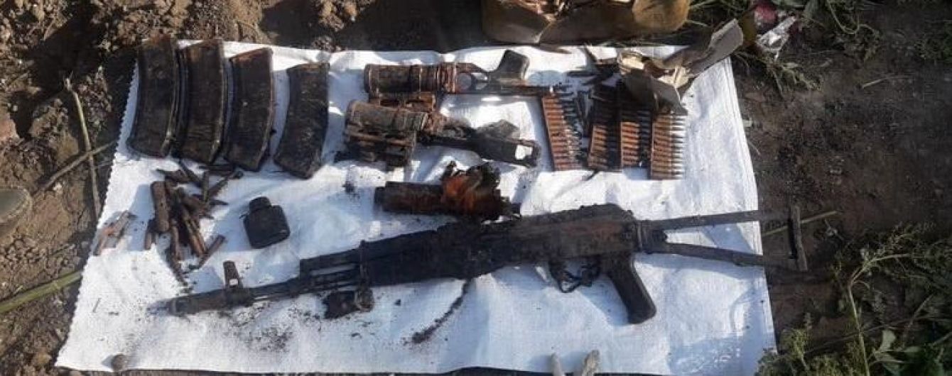 На Луганщині правоохоронці вилучили схованку зі зброєю і боєприпасами